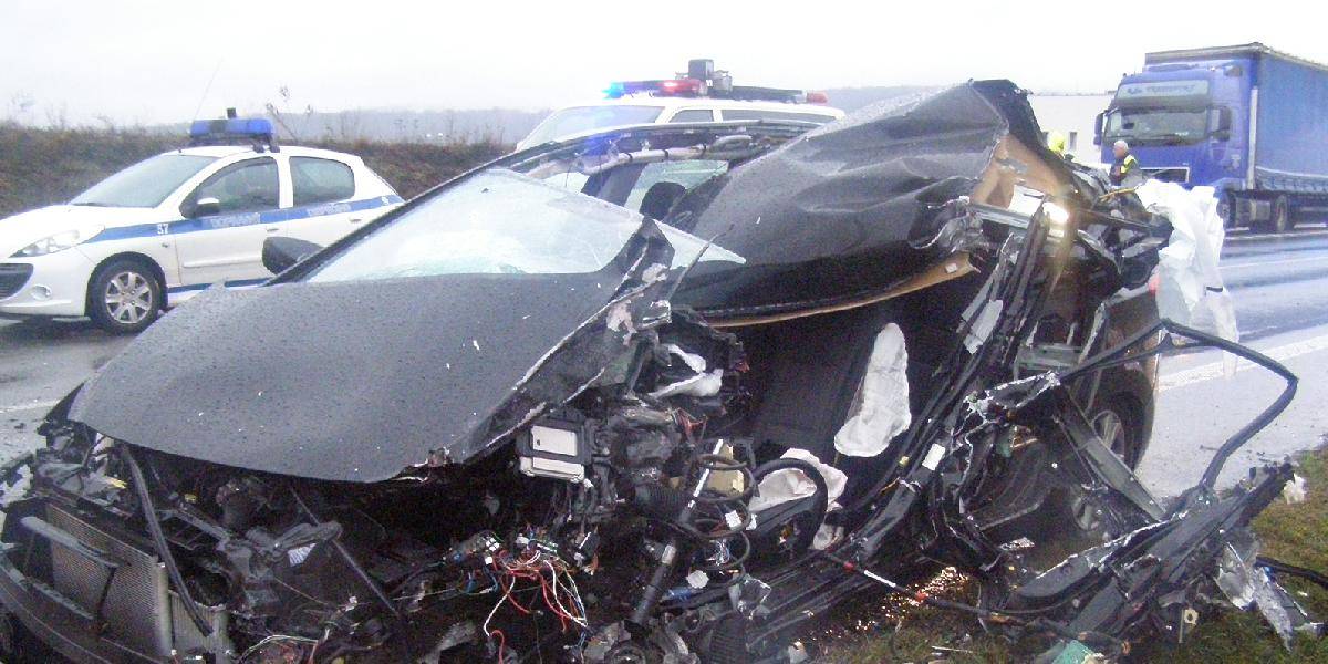 Tragická nehoda pri Ružomberku: Odtrhnutý náves narazil do idúceho auta, dvaja mŕtvi!