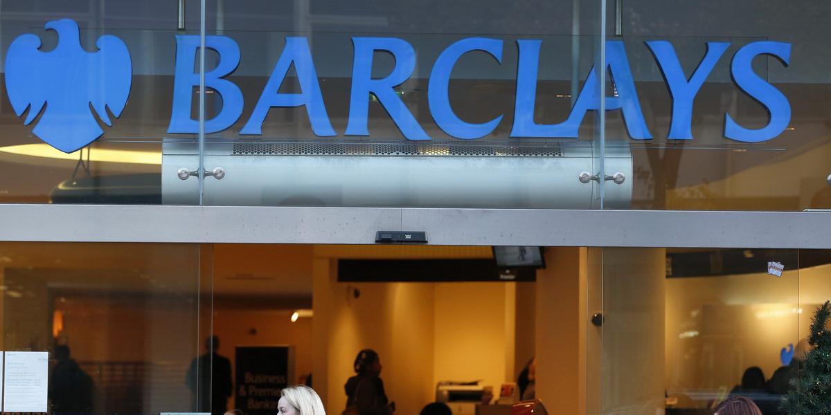 Banka Barclays plánuje zatvoriť v Británii štvrtinu pobočiek a prepúšťať