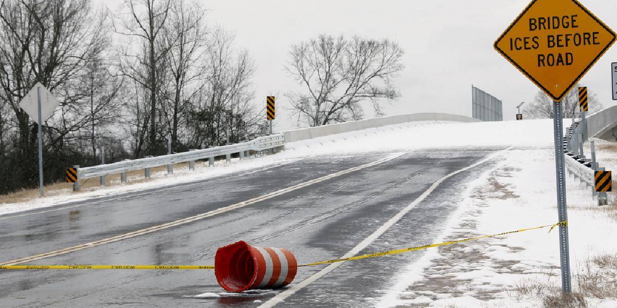 Sneh a ľad uväznili na amerických cestách tisíce motoristov