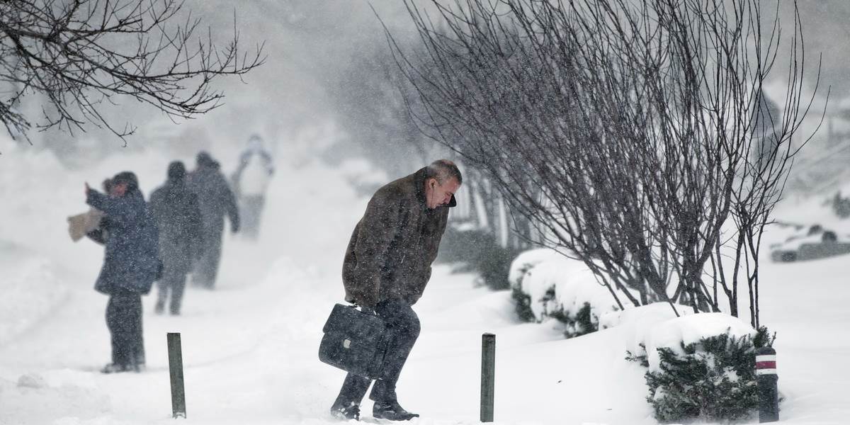 Sneh robí v Srbsku problémy: Uviazlo najmenej 50 vozidiel