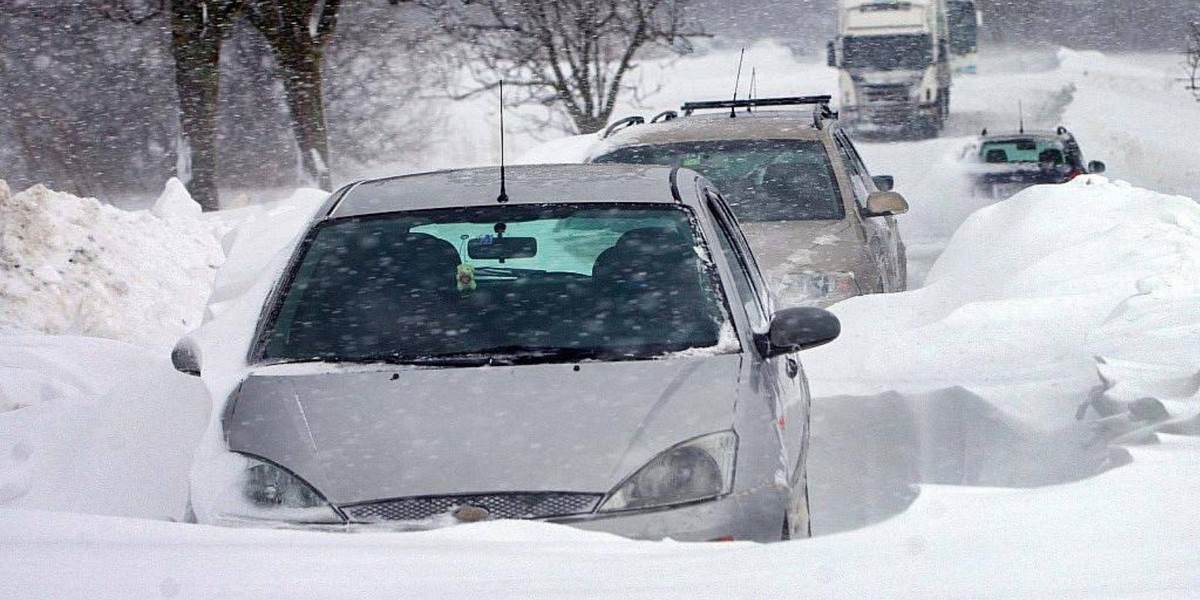 V Srbsku evakuovali okolo 1000 ľudí z áut a autobusov uviaznutých v snehu