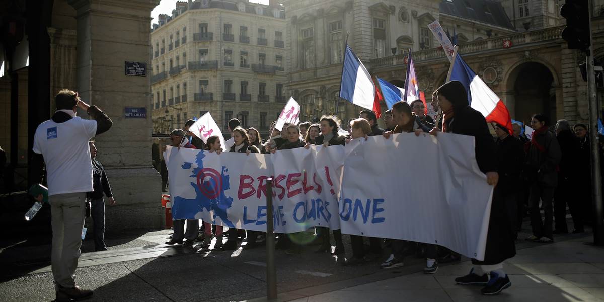 Vyše 100-tisíc ľudí pochodovalo v Paríži a Lyone za tradičné rodiny