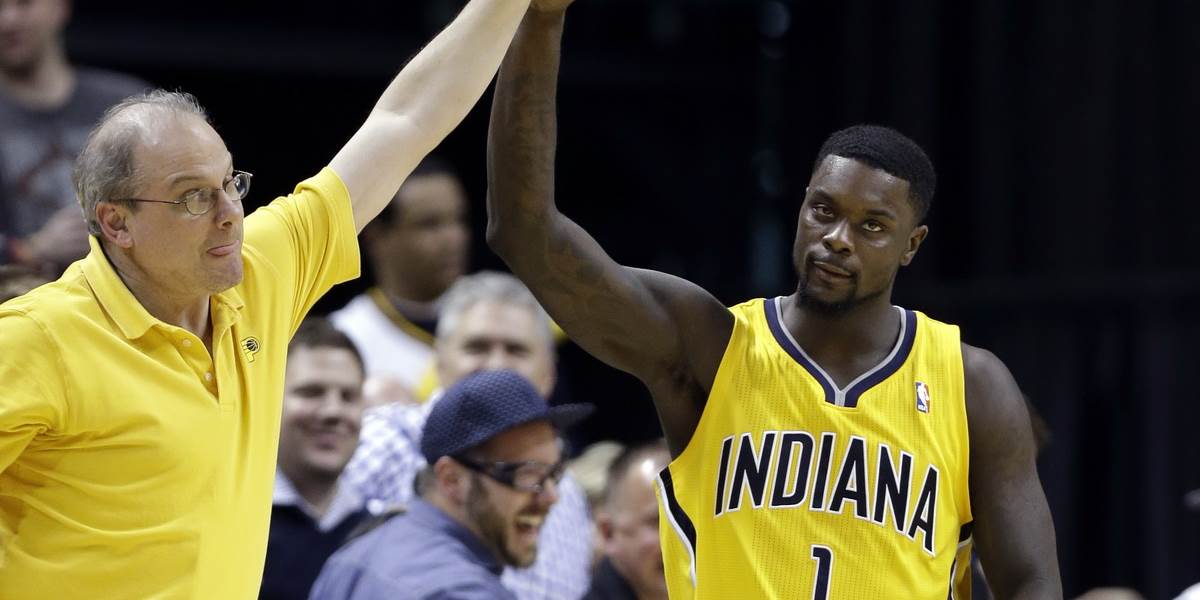VIDEO NBA: Stephenson zasmečoval ponad rozhodcu