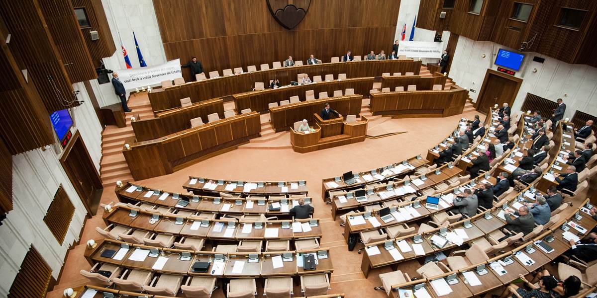Parlament má rokovať o predaji emisií za prvej Ficovej vlády