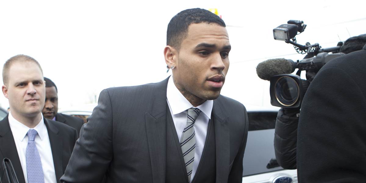 Chris Brown pokračuje v liečení, do väzenia zatiaľ nepôjde