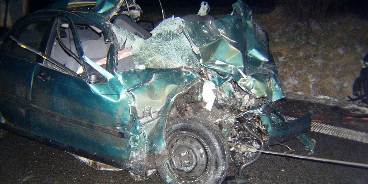 Tragická nehoda: Vodič neprežil náraz do betónu