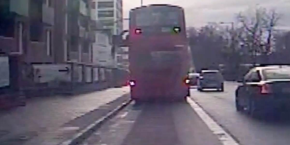 Brutálne VIDEO: Muža vyhodil za jazdy z autobusu cez okno!