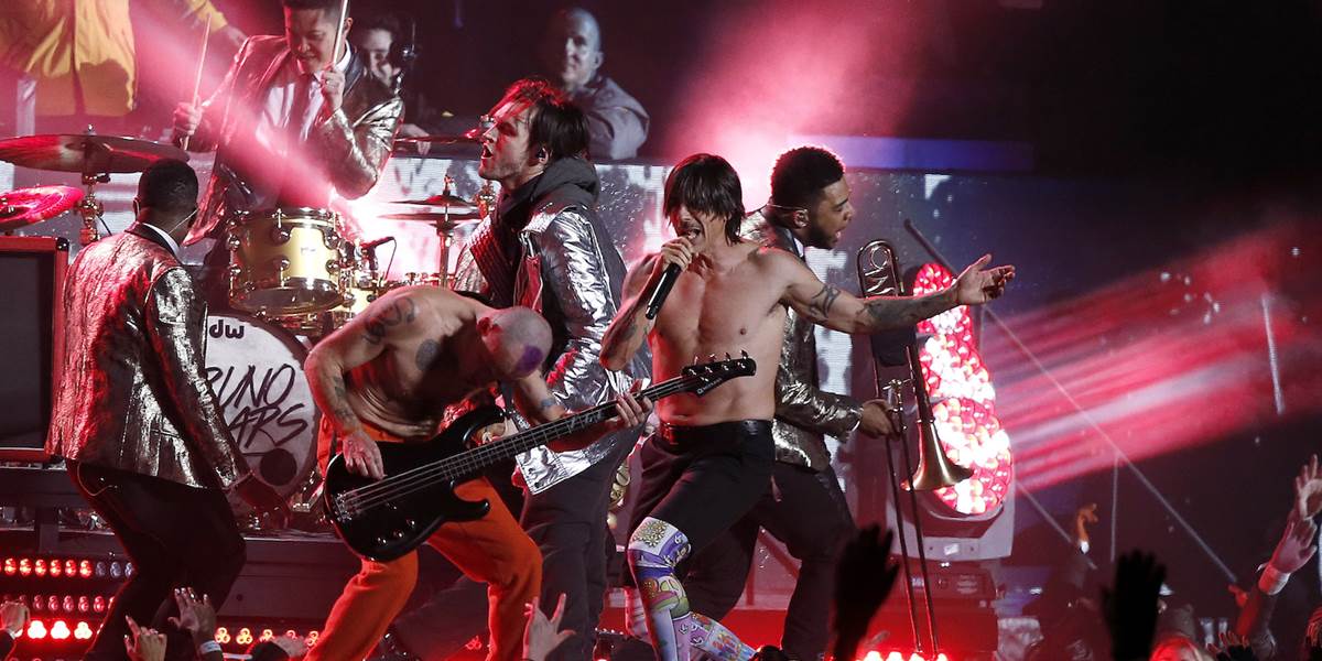 Red Hot Chili Peppers hrali počas Super Bowlu na playback
