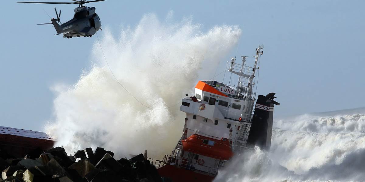 Španielska nákladná loď sa rozlomila pri náraze do hrádze