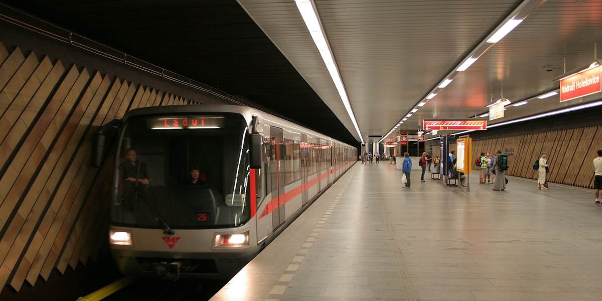 Hajlujúci extrémista urážal v pražskom metre Francúza: Pľuval aj na cestujúcich!
