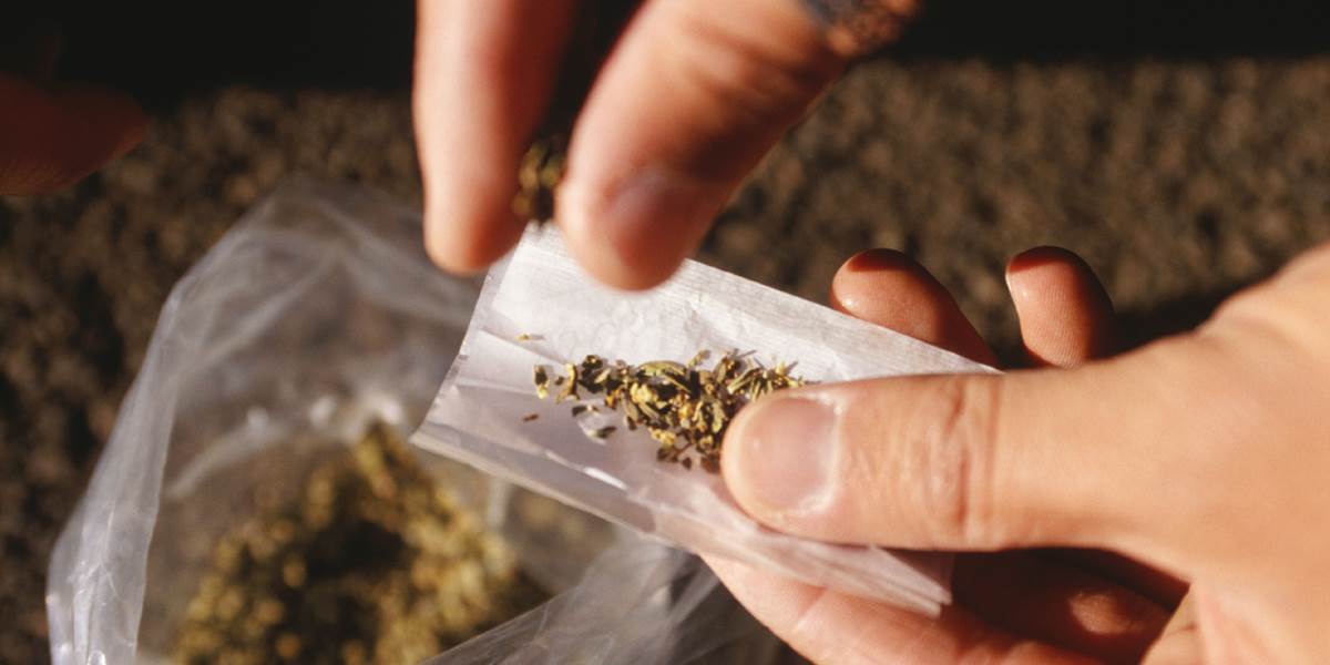 U štyroch mladých mužov našli marihuanu