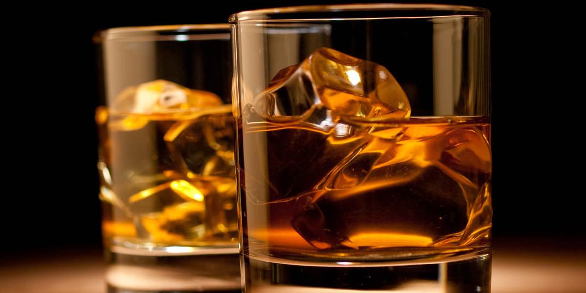Osudová stávka: Muž sa vsadil, že vypije fľašu whisky na ex, vyhral a zomrel!