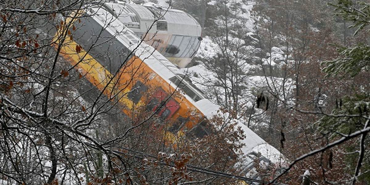 Vykoľajenie vlaku si vyžiadalo najmenej dvoch mŕtvych