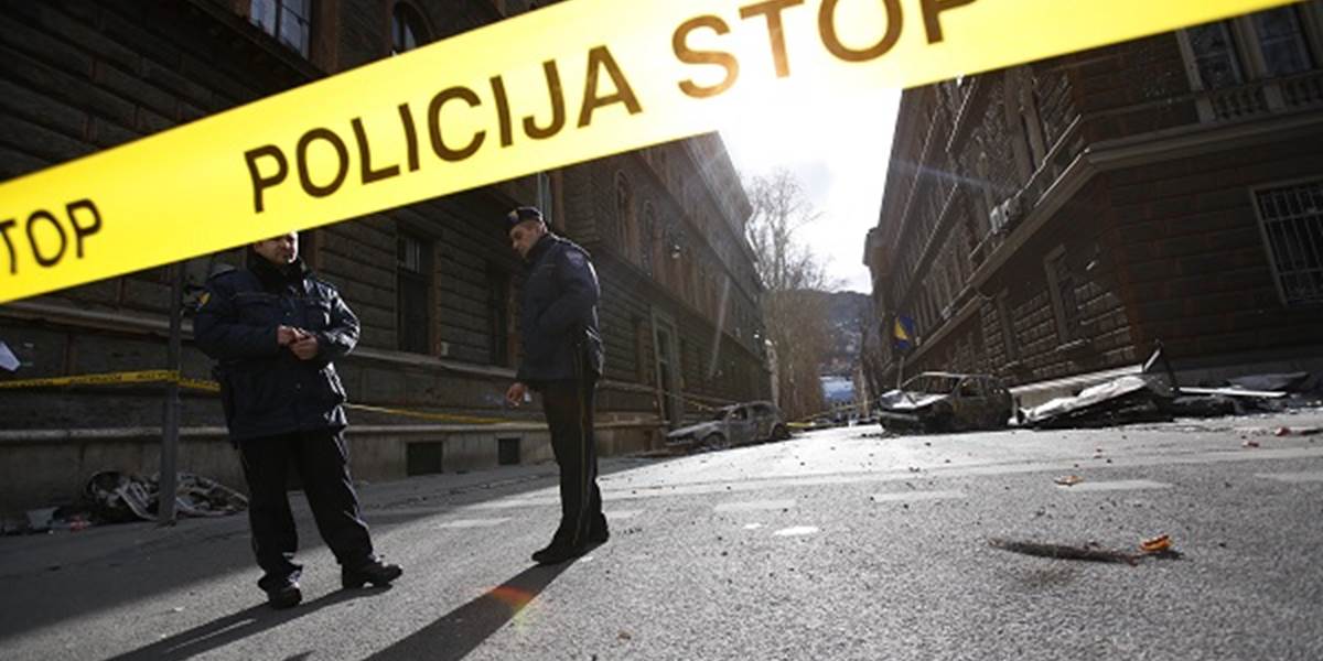 Násilie v uliciach Bosny ustúpilo, zranených bolo najmenej 220 ľudí