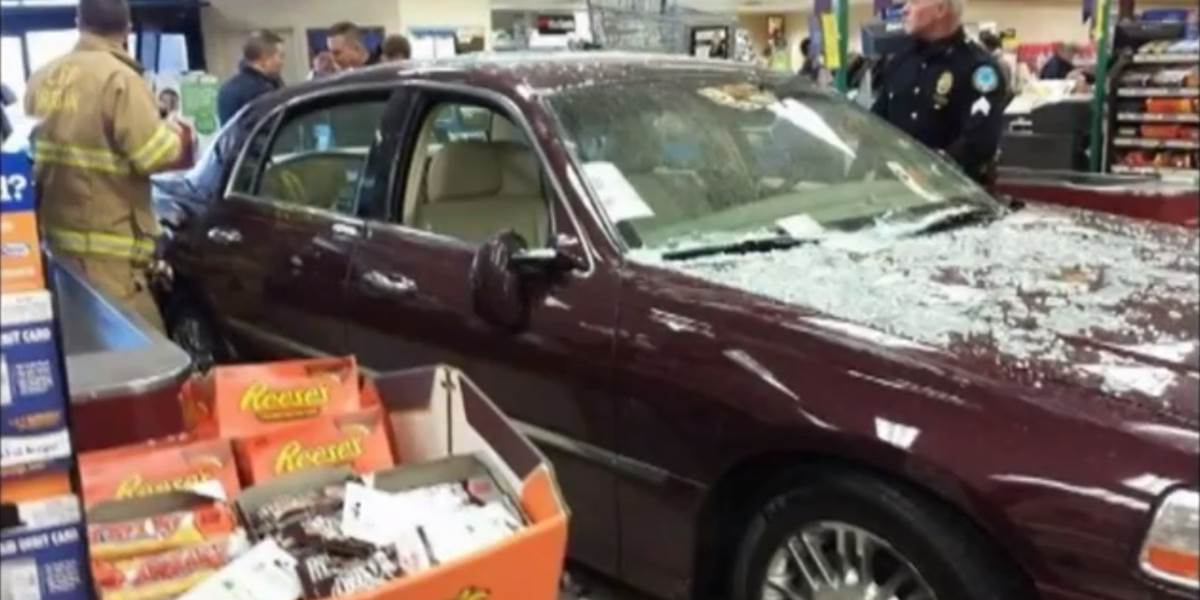 VIDEO Žena si kúpila auto len preto, aby s ním mohla vraziť do obchodu!