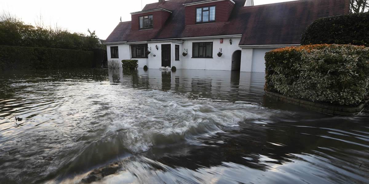 Povodňová situácia v Británii sa zhoršuje, pršať má aj naďalej