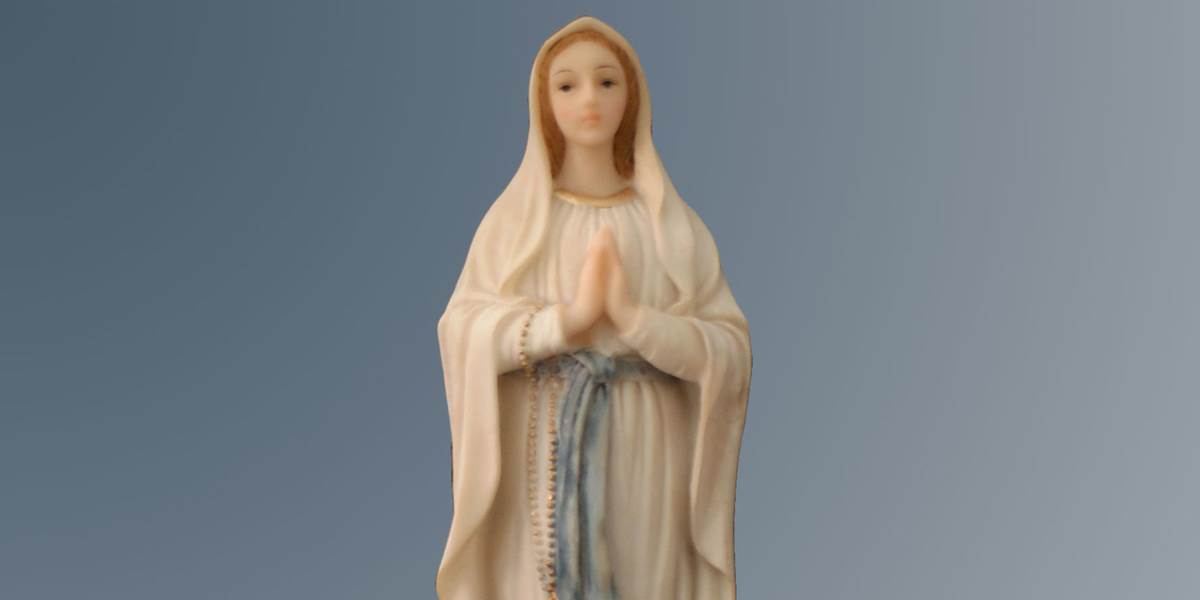 Socha Panny Márie roniacej olejové slzy prilákala v Izraeli stovky ľudí
