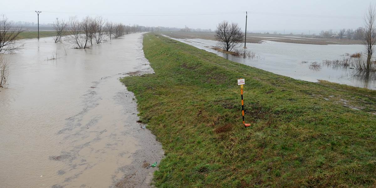 Intenzívny dážď zdvíha v okrese Prievidza hladiny tokov, vydali výstrahu 2. stupňa!