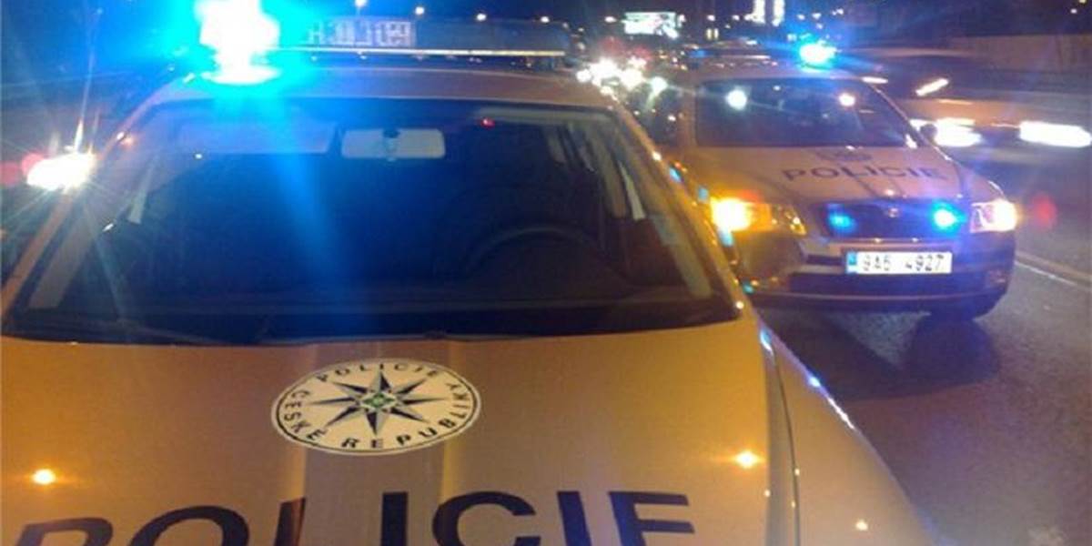 Unikajúci vodič narazil v centre Prahy do policajného vozidla