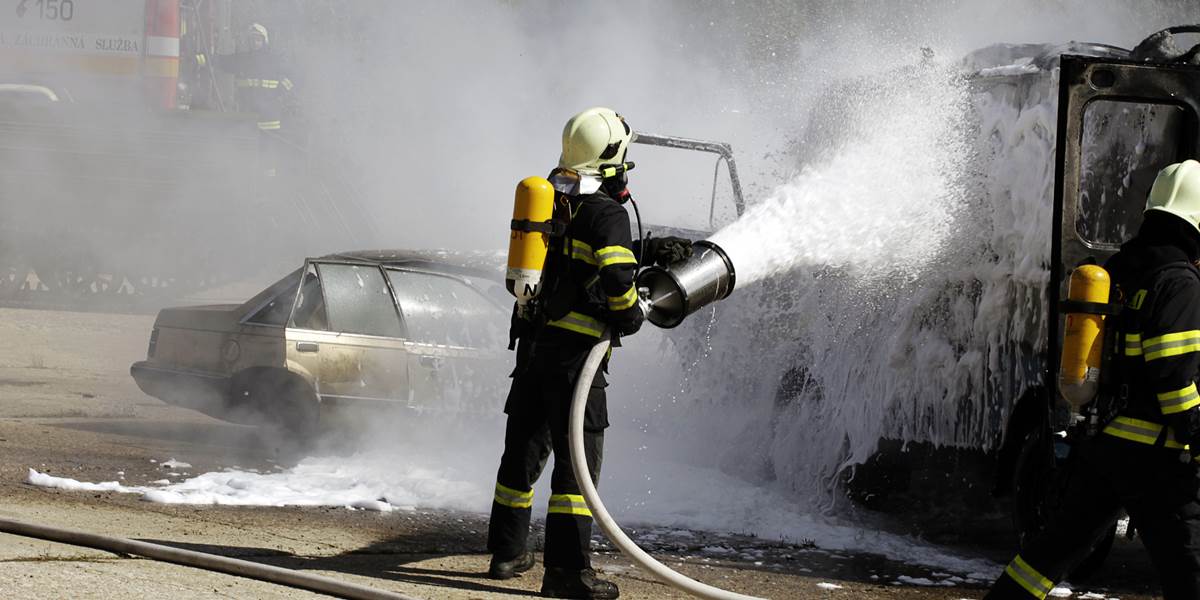 Horel Mercedes, plamene poškodili aj fasádu paneláku