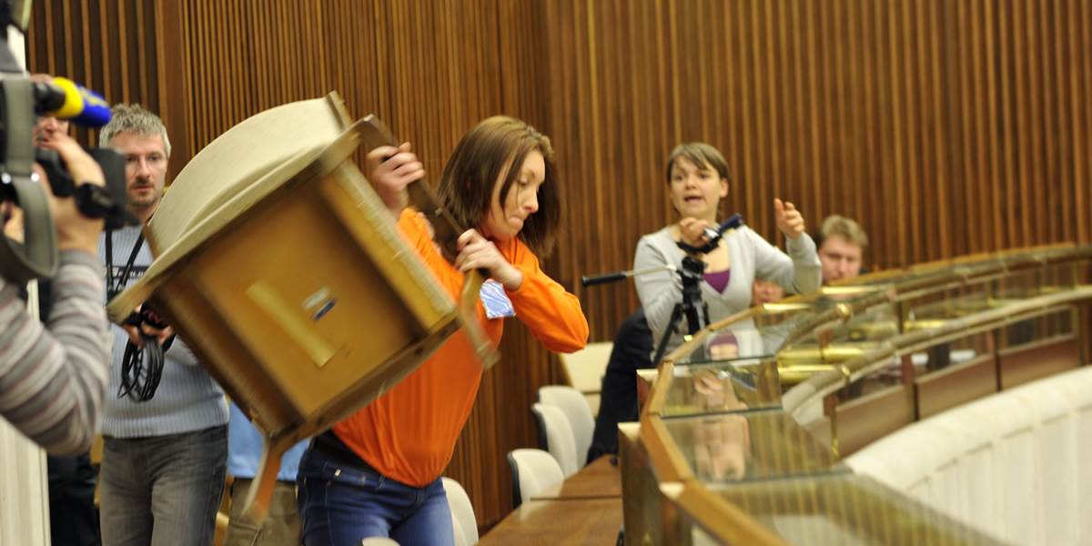 Ostrý incident v parlamente: Na poslancov chceli hodiť stoličku