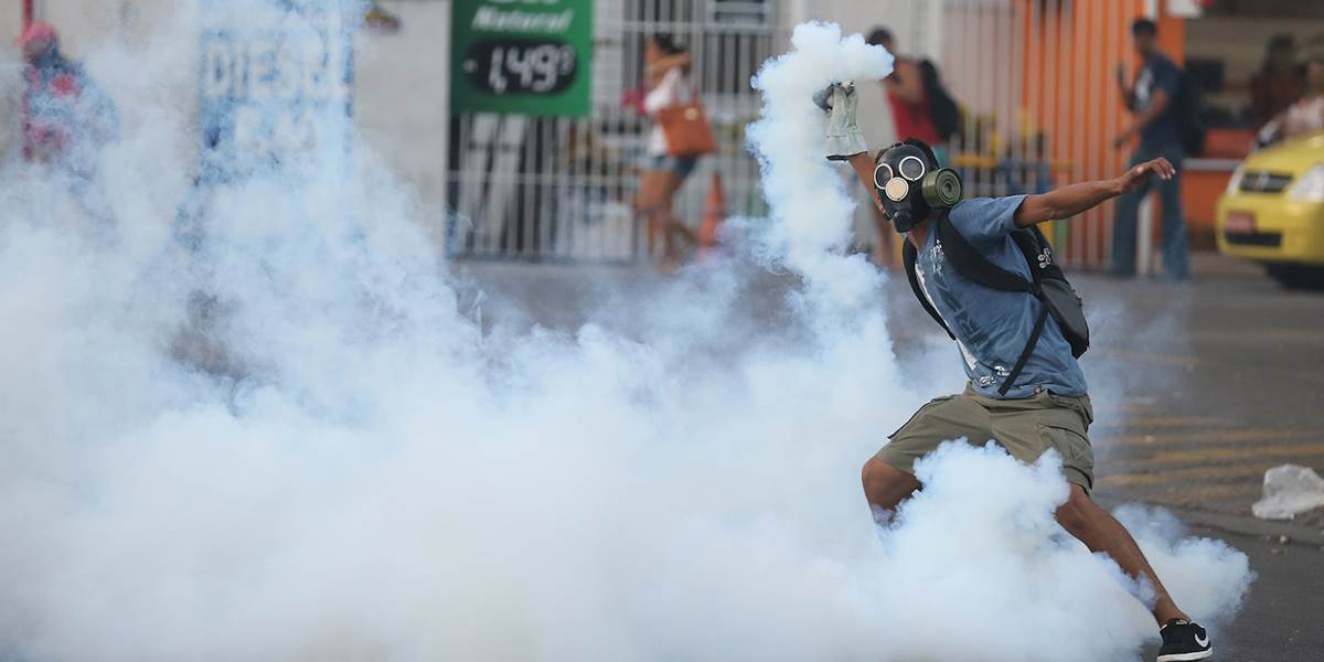 Demonštranti protestovali proti zvýšeniu cestovného: Blokovali ulice Ria de Janeiro
