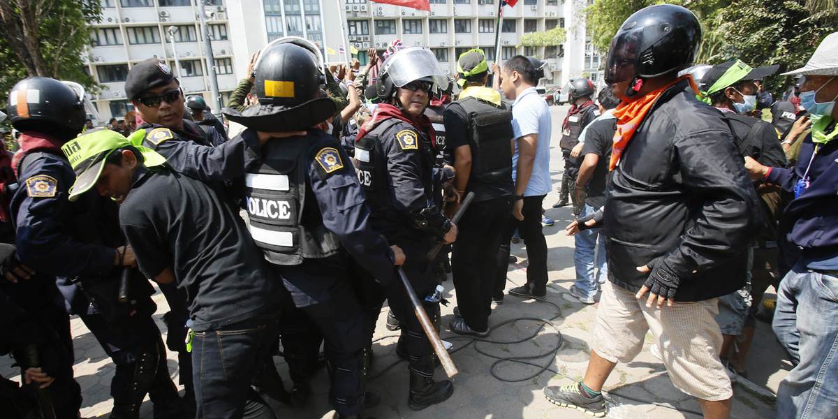 Polícia v Bangkoku ovládla dve križovatky vedúce k úradu vlády