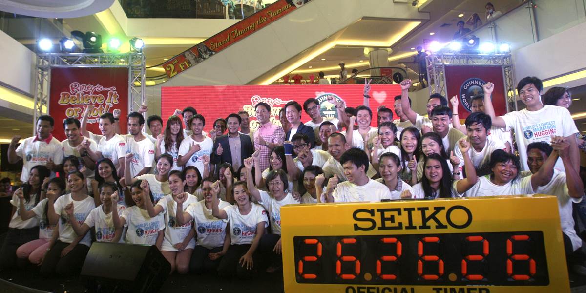 Guinessov rekord: Thajci sa obíjmali 26 hodín 26 minút a 26 sekúnd!