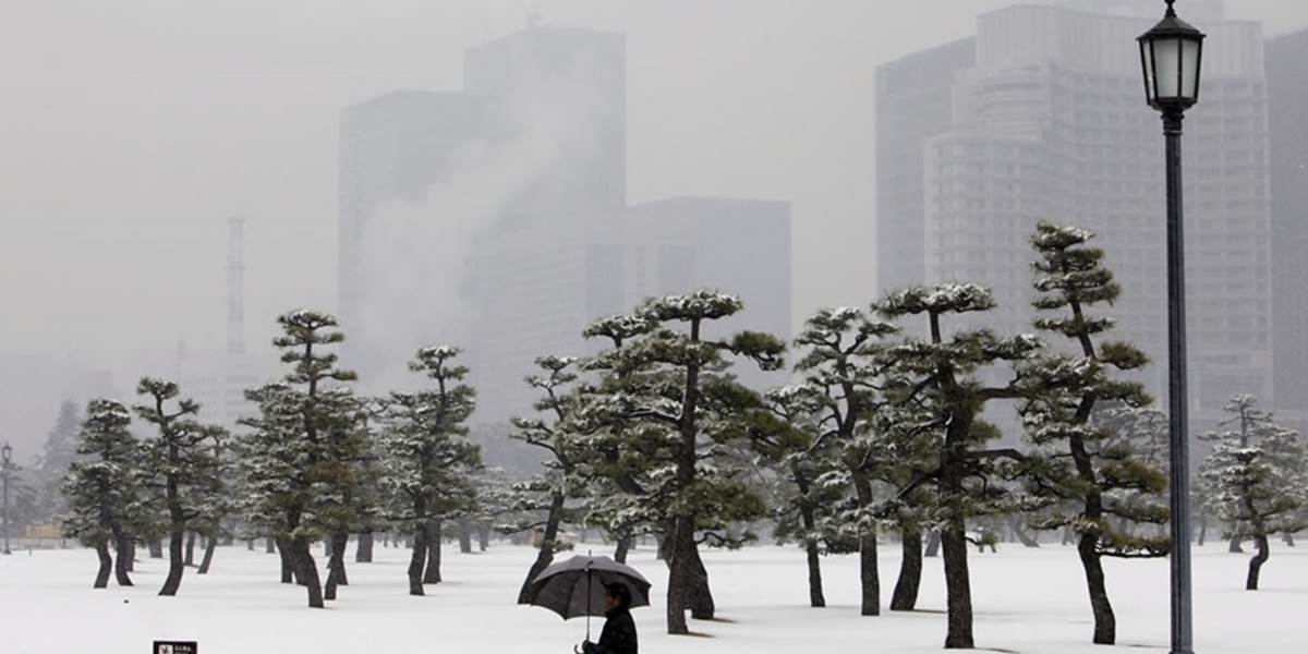 Snehové búrky v Japonsku si vyžiadali dve obete a vyše 400 zranených