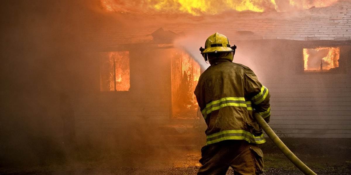 Požiar domu v Tvrdošovciach: Zahynuli dvaja ľudia, ďalšia osoba sa intoxikovala splodinami