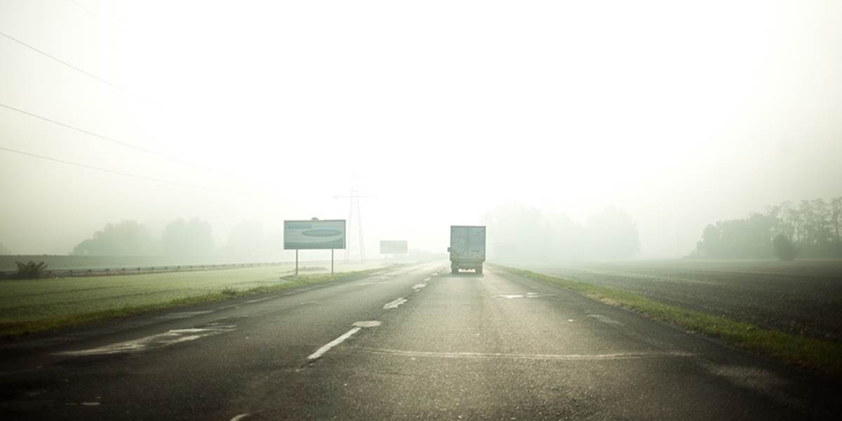 Vodiči na východe Slovenska by si mali dať pozor na hmlu