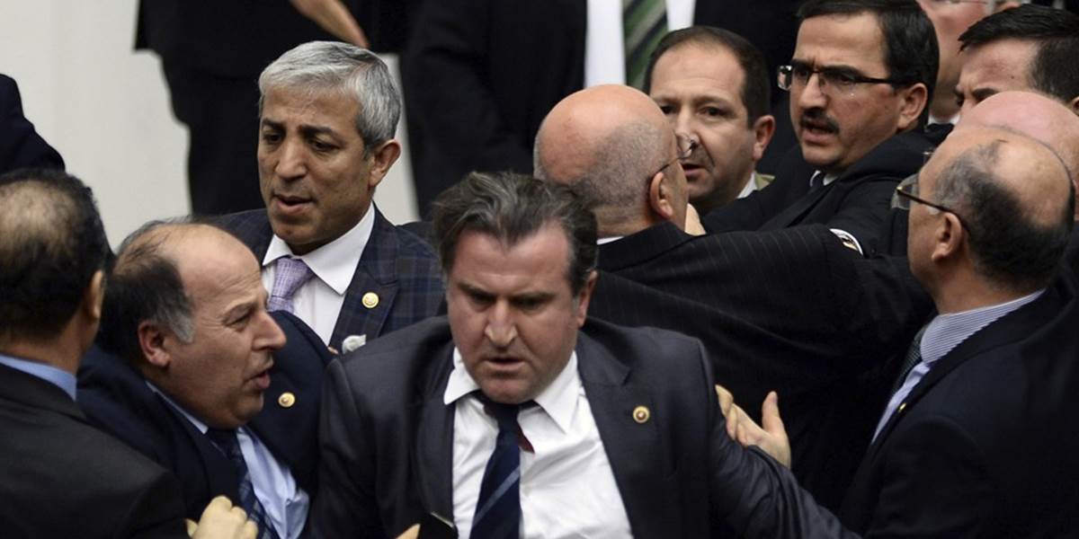Turecký parlament prijal spornú reformu súdnictva, poslanci sa pobili
