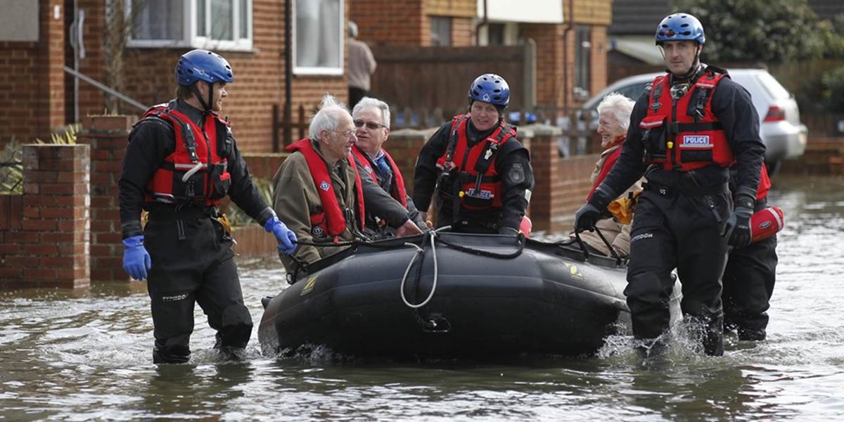 Zlé počasie v Británii: Spôsobuje výpadky prúdu a vyžiadalo si už tri obete