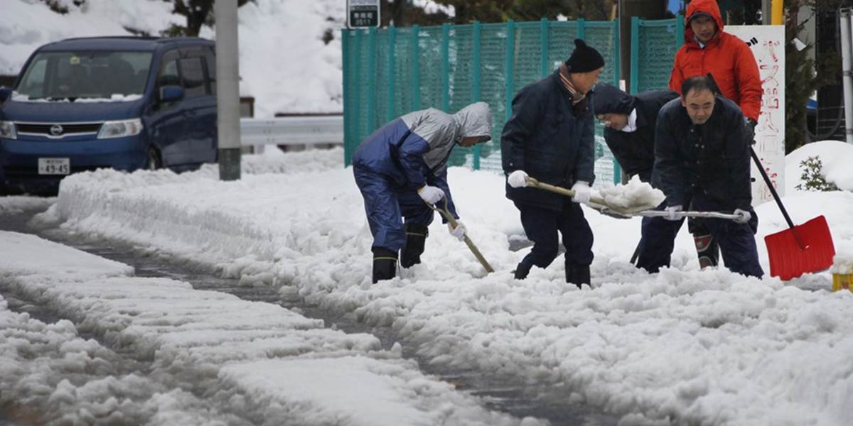 V Tokiu napadlo 27 centimetrov snehu, počasie si vyžiadalo 12 obetí
