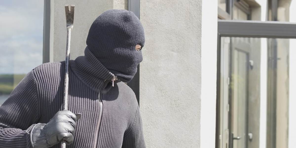Zlodeji kradli v sklade v Michalovciach, skončili v rukách polície