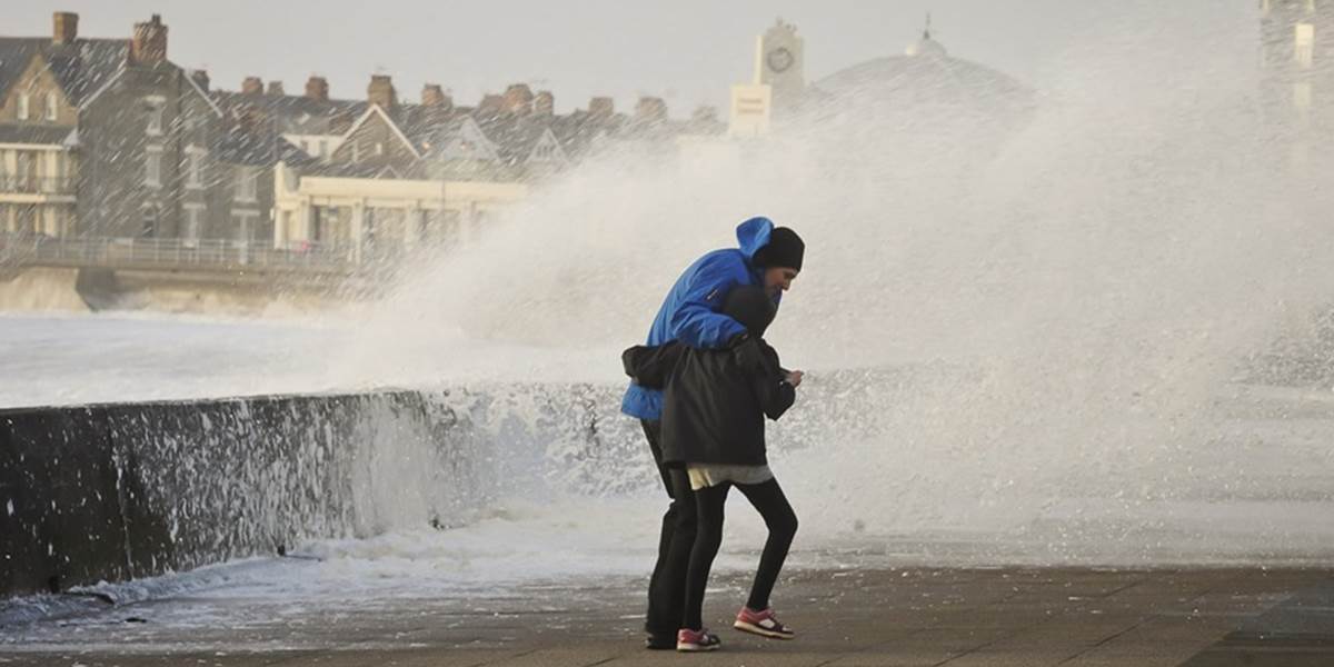 Anglicko aj naďalej sužujú ničivé záplavy