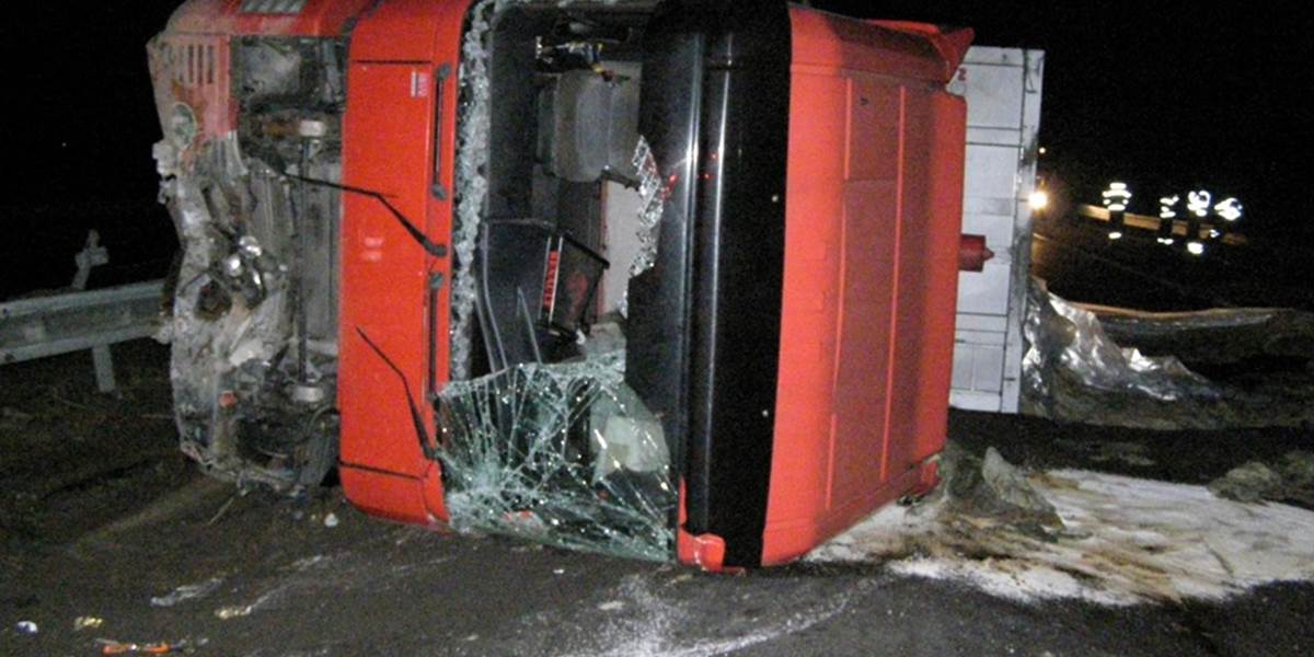 Nehoda nákladného auta s osobným v Malackách: Štyria zranení