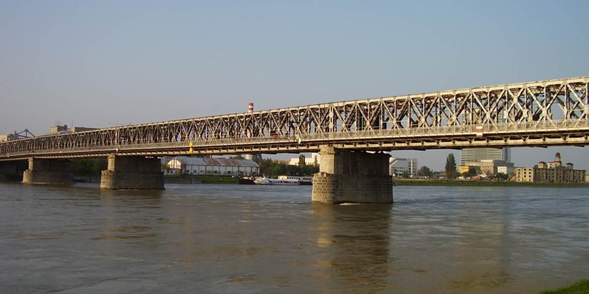 Bratislavčania rozhodli: Starý most bude zeleno-sivý