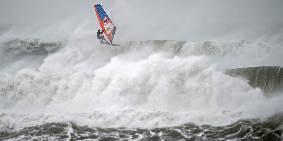 VIDEO V anglickom Cornwalle sa konal Red Bull Storm Chase – v podmienkach hurikánu!