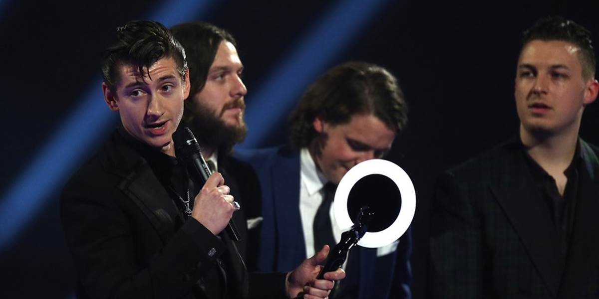Udeľovanie Brit Awards ovládli Arctic Monkeys a One Direction