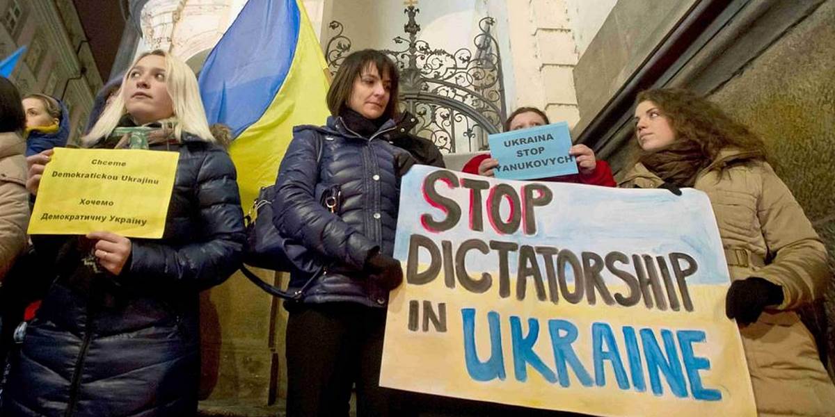 V Prahe protestovali stovky Ukrajincov: Janukovič je fašista!