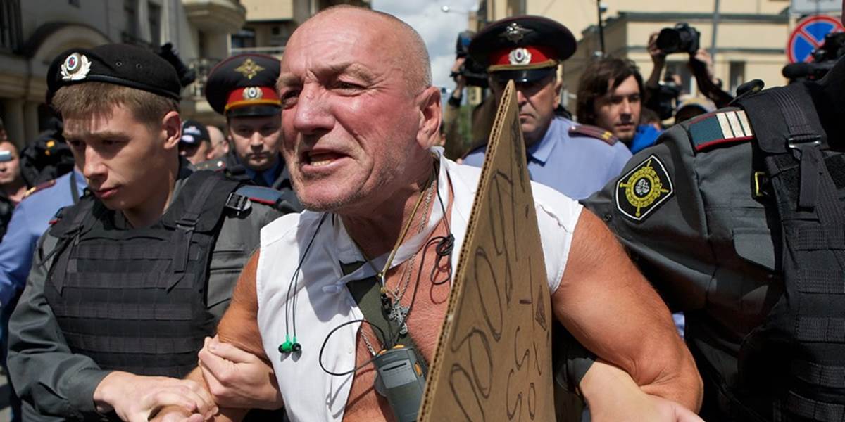 Účastníkov protestu proti Putinovi uznali vinnými z násilia
