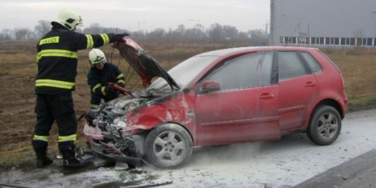 Vodiči mali štastie, pri nehode troch vozidiel sa zranila jedna osoba