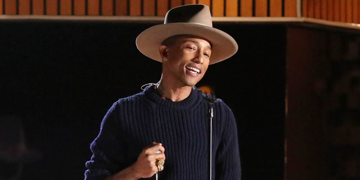 Pharrell Williams dal do dražby klobúk, ktorý mal na Grammy
