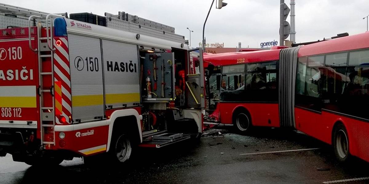 Po zrážke autobusu s hasičským autom 13 zranených
