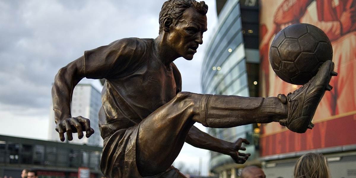 Futbalistovi Bergkampovi odhalili sochu pred štadiónom Arsenalu