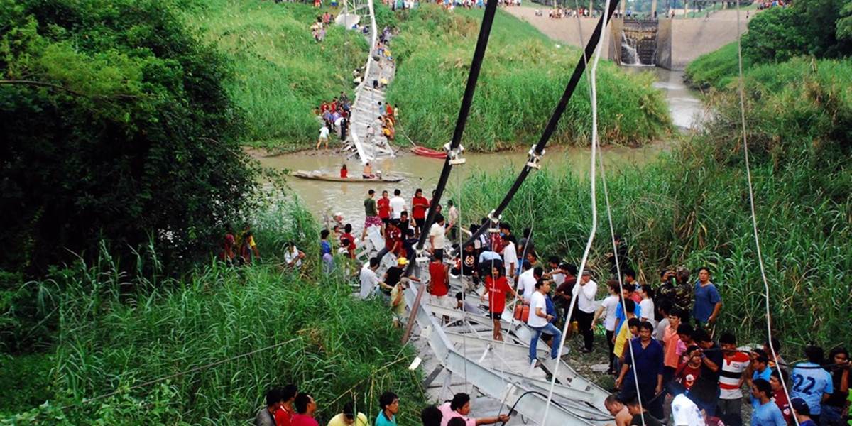 Pri páde mosta zahynula vo Vietname desiatka ľudí