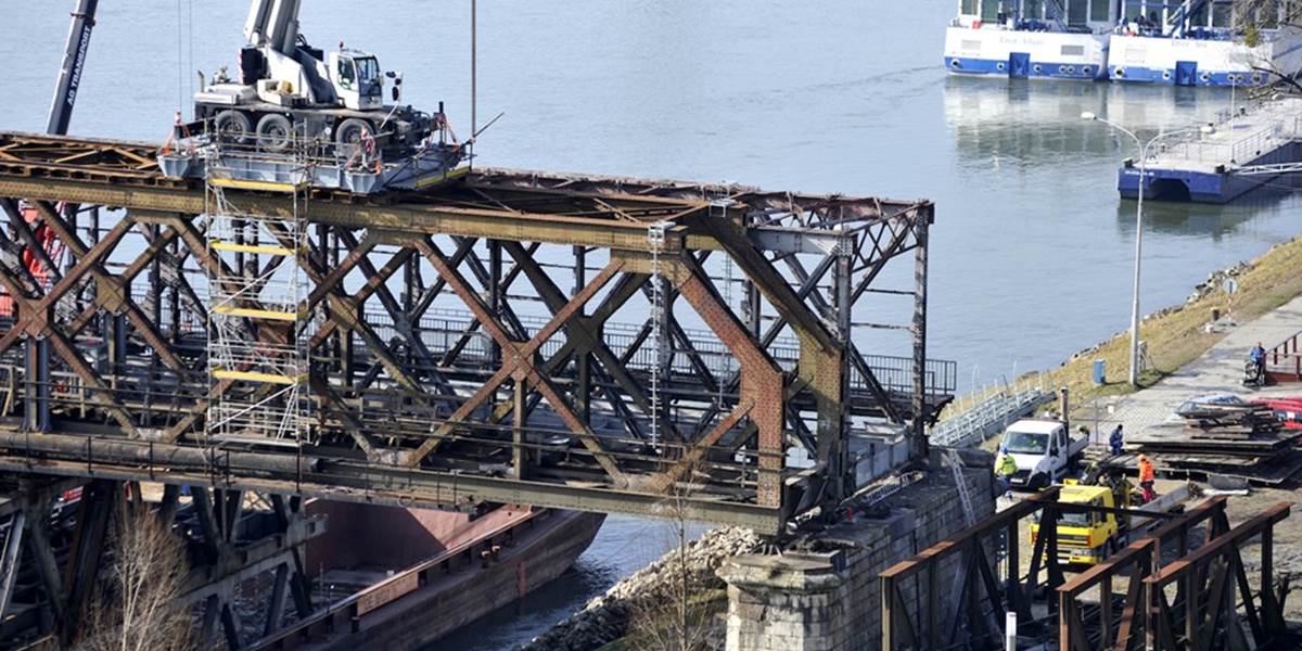 Robotník spadol zo Starého mosta v Bratislave na pontón: Utrpel viaceré vážne poranenia!