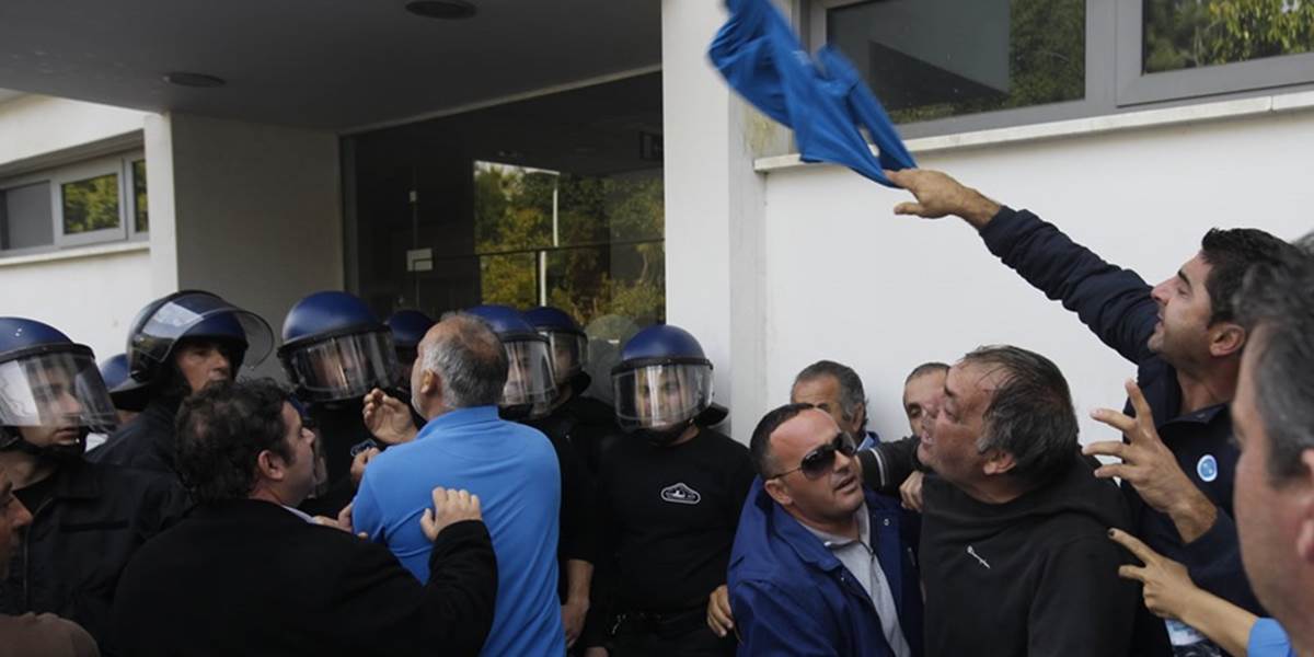 Štrajkujúci energetici na Cypre zaútočili na parlament