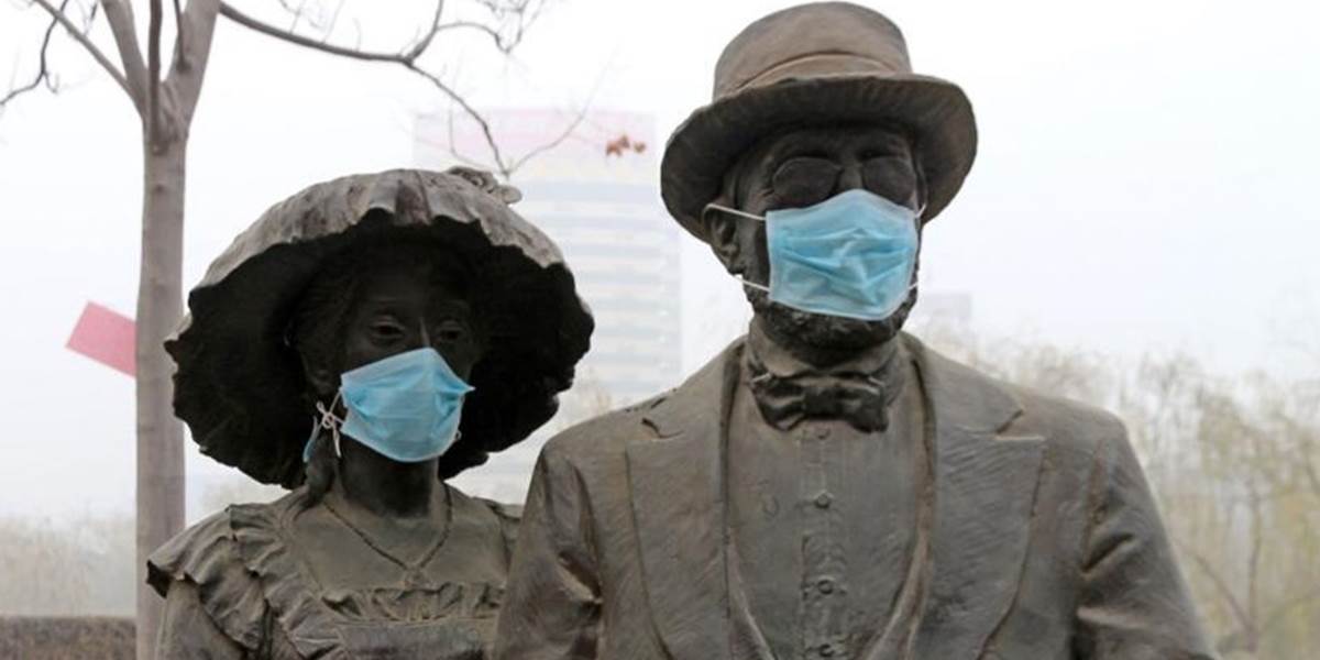 FOTO Neúnosný smog v Pekingu: Rúška nasadili aj sochám!